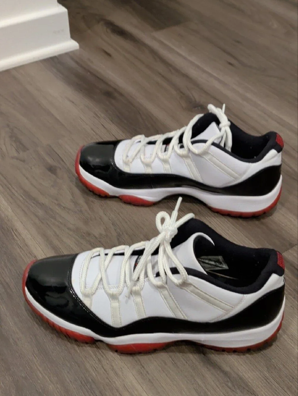 Nike Low-Top Sneakers in White, Black, Red